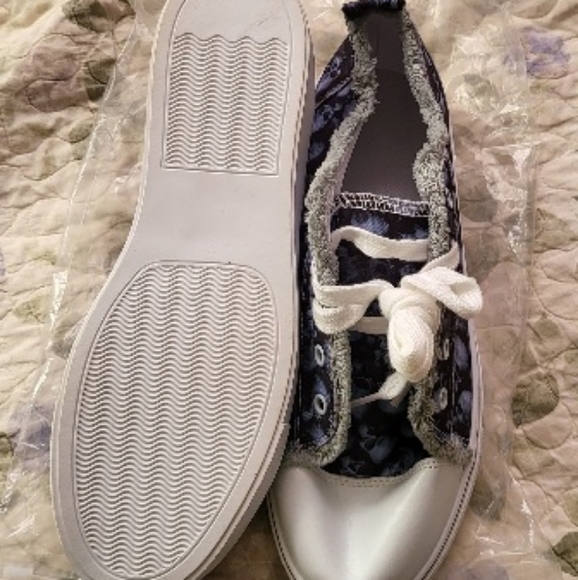 Skull and crossbones lace-up sneakers - Picture 3 of 4